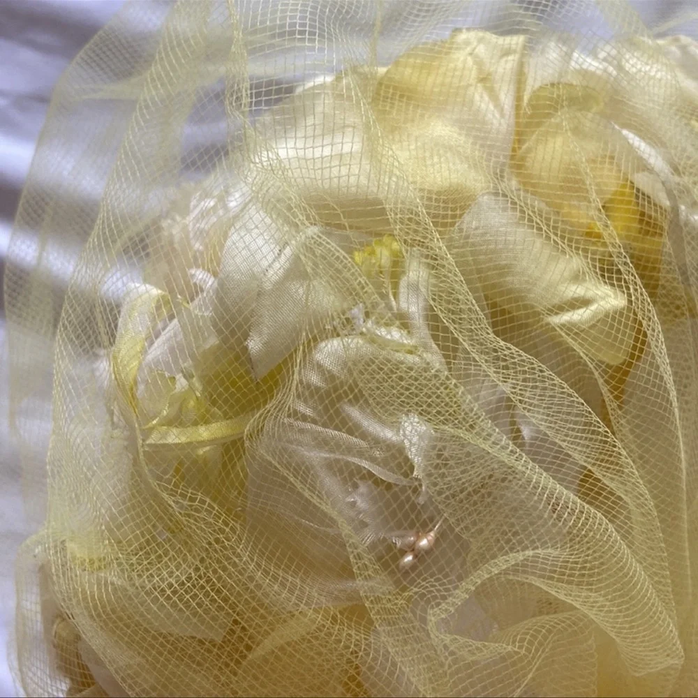 Vintage Couture 1950’s Fascinator Hat Yellow/White‎ Flowers Veiled with/Felt Bow